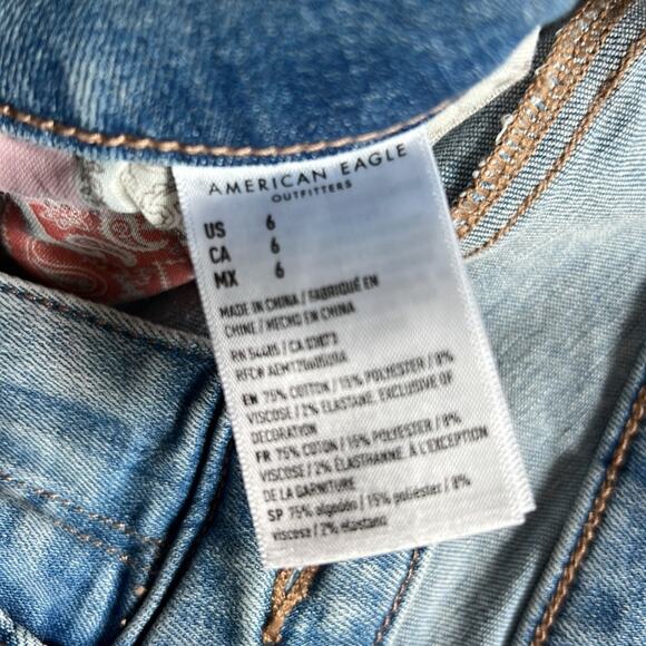 American eagle stretchy distressed light wash denim with paisley pockets size 6 - Picture 3 of 6